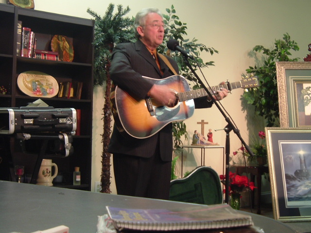 Marvin Morrow Visits WMTY Studios In Hamilton photo 1 of 2